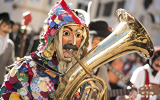 组图：德国小镇狂欢节 传统木制面具登场
