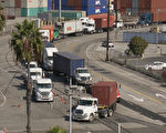勞資談判的僵持導致了自2004年以來最嚴重的洛杉磯港和長灘港擁堵。（張文剛/大紀元）