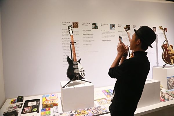 金韩一看到现场展出披头四的吉他立即拿起手机猛拍照。(台湾太阳娱乐提供) 金韩一看到现场展出披头四的吉他立即拿起手机猛拍照。(台湾太阳娱乐提供)