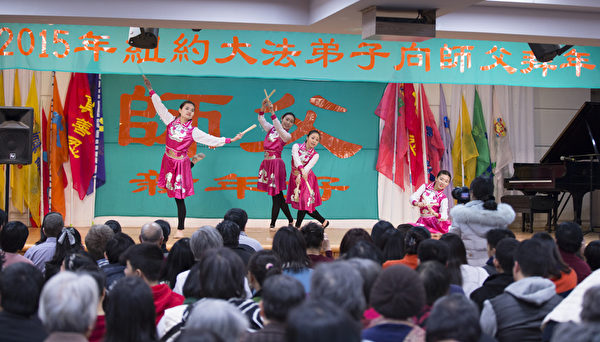 2015年紐約法輪大法弟子向慈悲偉大的師父拜年。(戴兵/大紀元) 2015年紐約法輪大法弟子向慈悲偉大的師父拜年。(戴兵/大紀元)