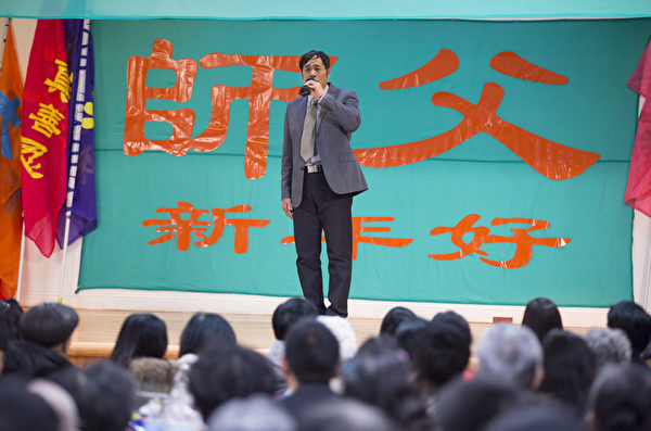 2015年紐約法輪大法弟子向慈悲偉大的師父拜年。(戴兵/大紀元) 2015年紐約法輪大法弟子向慈悲偉大的師父拜年。(戴兵/大紀元)