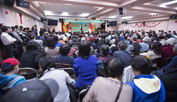 2015年紐約法輪大法弟子向慈悲偉大的師父拜年。(戴兵/大紀元) 2015年紐約法輪大法弟子向慈悲偉大的師父拜年。(戴兵/大紀元)