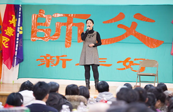2015年紐約法輪大法弟子向慈悲偉大的師父拜年。(戴兵/大紀元) 2015年紐約法輪大法弟子向慈悲偉大的師父拜年。(戴兵/大紀元)