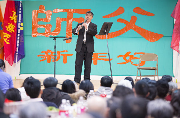 2015年紐約法輪大法弟子向慈悲偉大的師父拜年。(戴兵/大紀元) 2015年紐約法輪大法弟子向慈悲偉大的師父拜年。(戴兵/大紀元)