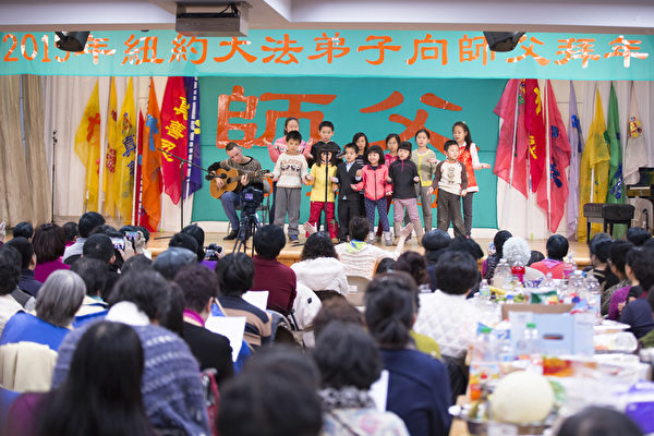 2015年紐約法輪大法弟子向慈悲偉大的師父拜年。(戴兵/大紀元) 2015年紐約法輪大法弟子向慈悲偉大的師父拜年。(戴兵/大紀元)