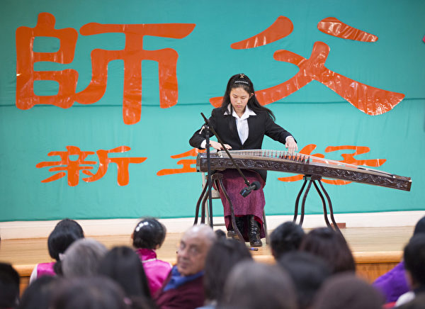 2015年紐約法輪大法弟子向慈悲偉大的師父拜年。(戴兵/大紀元) 2015年紐約法輪大法弟子向慈悲偉大的師父拜年。(戴兵/大紀元)