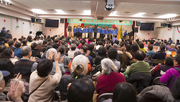 2015年紐約法輪大法弟子向慈悲偉大的師父拜年。(戴兵/大紀元) 2015年紐約法輪大法弟子向慈悲偉大的師父拜年。(戴兵/大紀元)