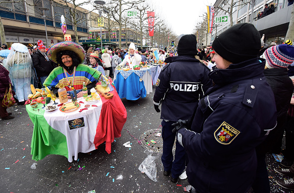 狂歡節遊行,警察少不了。(Thomas Lohnes/Getty Images) 狂歡節遊行,警察少不了。(Thomas Lohnes/Getty Images)