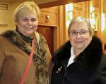 小提琴家Carol Phoenix（右）和好友Ellis Haben（左）於2月17日在愛荷華州達文波特觀看了神韻演出。（林南/大紀元）