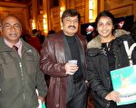 2015年2月17日，Ravi Kumar（左）、Tari Kumar（中）、Kelly Gudavalli（右）在美國愛荷華州達文波特市觀賞神韻。（陳香君/大紀元）
