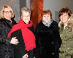 2015年2月17日，Karlee Low（右一）, Joyce Parsons（右二），Kelly Everhart（左一）和她妈妈四人一起来到爱荷华州达文波特市观赏神韵。（陈香君/大纪元）