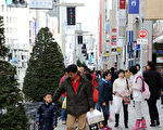 新年期間在東京銀座購物的中國遊客。（TOSHIFUMI KITAMURA/AFP/Getty Images）