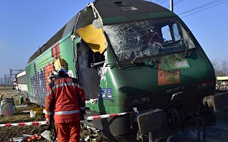 组图：瑞士两火车相撞 车厢脱轨 50人伤
