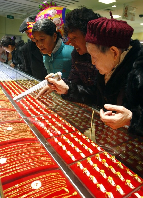 金价飙涨 大陆年轻人婚俗巨变 买假金备婚