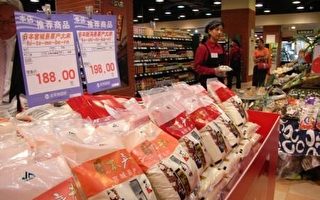 大陸遊客近日再度掀起購買日本大米熱潮。據稱，有遊客甚至不惜花上約1500元人民幣購買5公斤日本大米。(大紀元)