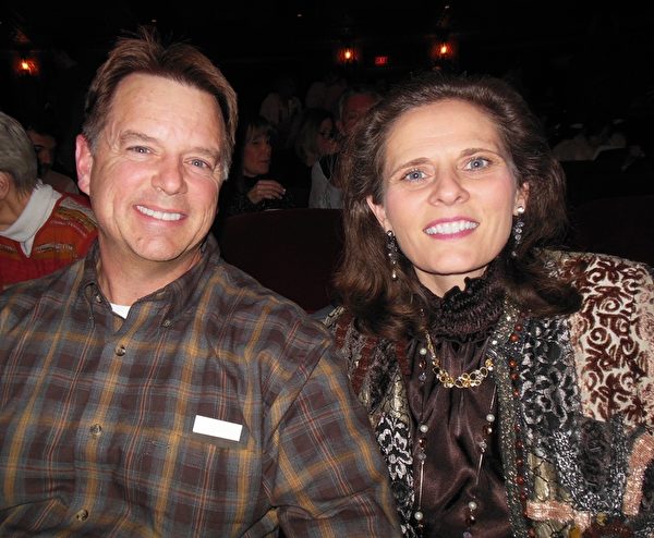 IT高级分析师David Gruginski先生和太太2月25日晚观看神韵巡回艺术团在美国田纳西州诺克斯维尔市的田纳西剧院（Tennessee Theatre）的第二场演出，作为纪念结婚29年的庆祝。（李辰/大纪元）