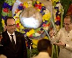 法國總統歐蘭德26日訪菲，兩國就氣候變遷議題發表聯合聲明，並簽署多項經貿、觀光合作協議。當晚菲律賓總統艾奎諾三世(右)在馬拉坎南宮舉行晚宴，招待來訪的歐蘭德總統。
(AFP)
