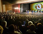 2月26日晚神韵世界艺术团在加州贝克斯菲市罗伯班克剧院（Rabobank）举行首场演出，再创爆满佳绩。（季媛/大纪元）