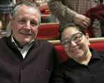 珠寶設計師Dennis先生和妻子Soraya一起觀看了神韻國際藝術團在日內瓦的第二場演出。（德龍/大紀元）