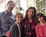 Kevin Munn夫婦是聯合國化學和物理方面的專家，今天他們也帶著兒子Russell和朋友的女兒Emma一起前來觀看神韻演出。（麥蕾／大紀元）