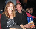 獲獎音樂家Brenda Hunter和先生Dave Hunter觀賞了2月27日晚神韻世界藝術團在美國貝克斯菲市羅伯班克劇院的第二場，他們對中國樂器產生了濃厚興趣。（劉菲／大紀元）