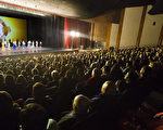 自1月22日神韻在好萊塢杜比劇院（原柯達劇院）上演2015年南加州巡回首場演出以來，迄今已在南加州的好萊塢、科斯塔梅莎市、千橡市、北嶺市、長灘市、艾斯康迪都市和貝克斯菲市共計演出32場，場場爆滿。圖為2月27日神韻在貝克斯菲市羅伯班克劇院（Rabobank）演出時觀眾爆滿的盛況。（季媛/大紀元）