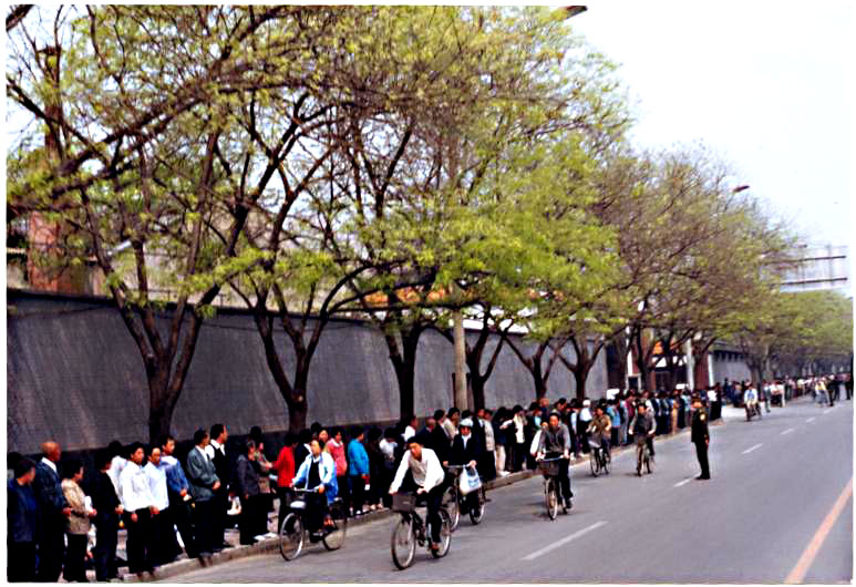 1999年4月25日,上万名各地法轮功学员自发到北京中南海信访办,为恢复正常的炼功环境向中共政府陈情请愿。人数较多,这些普通民众沿街而站,井然有序。(明慧网)