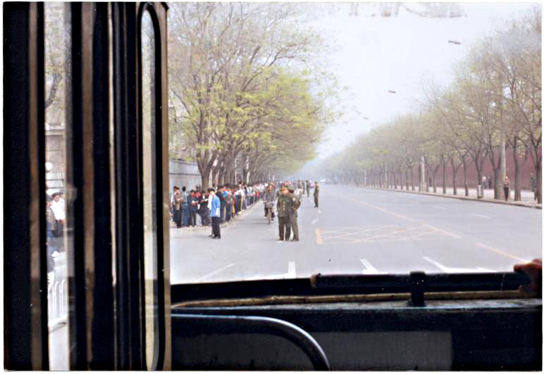 1999年4月25日,上万名各地法轮功学员自发到北京中南海信访办,为恢复正常的炼功环境向中共政府陈情请愿。人数较多,这些普通民众沿街而站,井然有序。(明慧网)