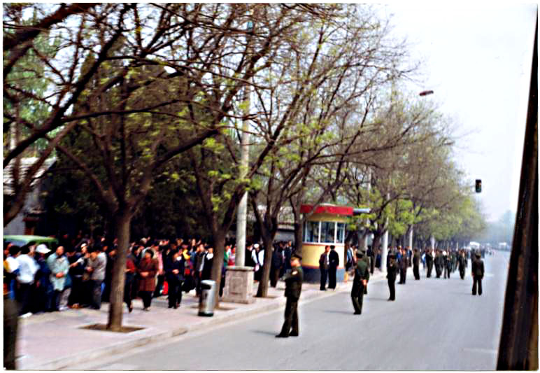1999年4月25日,上万名各地法轮功学员自发到北京中南海信访办,为恢复正常的炼功环境向中共政府陈情请愿。人数较多,这些普通民众沿街而站,井然有序。(明慧网)