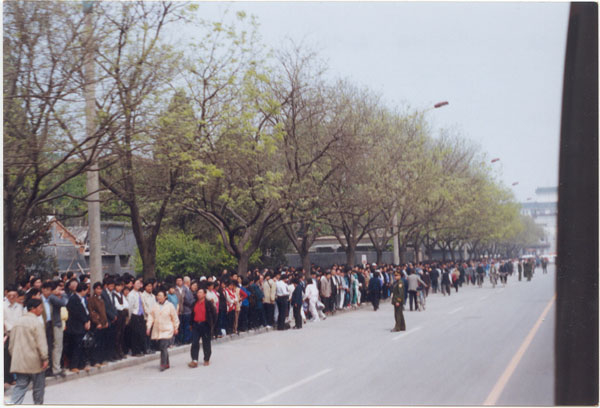 1999年4月25日,上万名各地法轮功学员自发到北京中南海信访办,为恢复正常的炼功环境向中共政府陈情请愿。人数较多,这些普通民众沿街而站,井然有序。(明慧网)