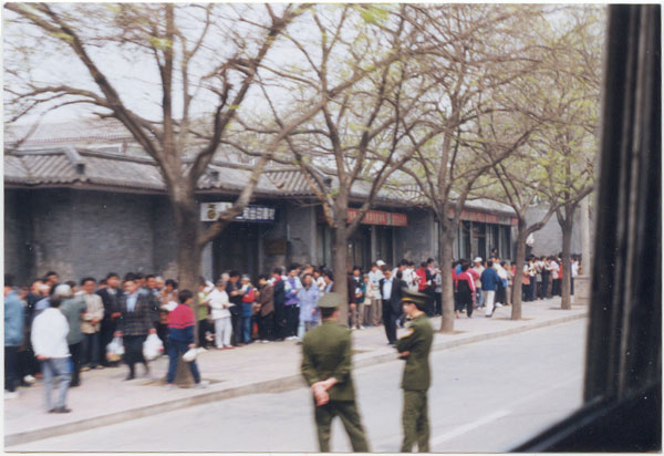 1999年4月25日,上万名各地法轮功学员自发到北京中南海信访办,为恢复正常的炼功环境向中共政府陈情请愿。人数较多,这些普通民众沿街而站,井然有序。(明慧网)