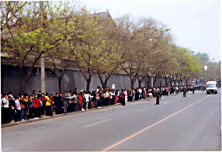 1999年4月25日,上万名各地法轮功学员自发到北京中南海信访办,为恢复正常的炼功环境向中共政府陈情请愿。人数较多,这些普通民众沿街而站,井然有序。(明慧网)
