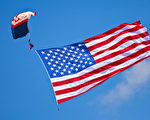 电子跳伞队打开5000平方英尺的美国国旗。 （摄影:Mark Zou/ 大纪元）