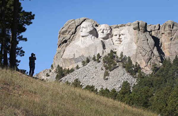 南達科他州（South Dakota）若虛莫山上著名的總統巨石。(Scott Olson/Getty Images)