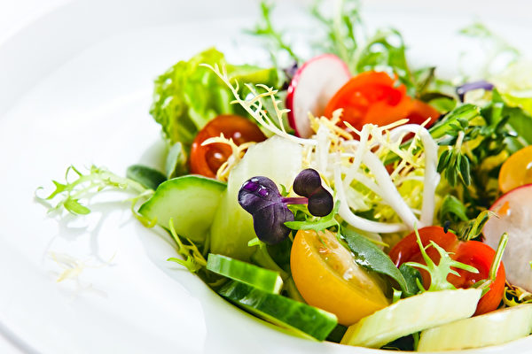 蔬菜中的植物化學物質為脂溶性，吃沙拉時搭配優質油脂，能攝取更多的抗氧化劑，有助於提升人體抗病的本錢。(Fotolia)
