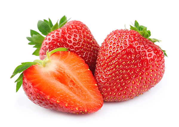 草莓切開後，其中的維生素容易遭到分解，所以草莓整顆吃營養價值較高。(Fotolia)