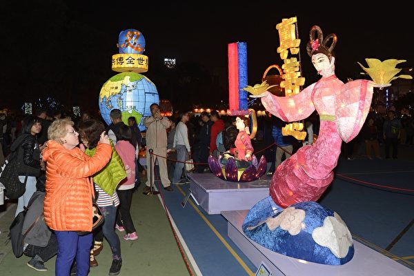 法轮大法灯区2月28日赏灯民众络绎不绝。(苏玉芬/大纪元) 法轮大法灯区2月28日赏灯民众络绎不绝。(苏玉芬/大纪元)