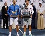 瑞士網球名將費德瑞(右)28日在杜拜公開賽決賽，擊敗排名世界第一的塞爾維亞球王喬科維奇（左），7度在杜拜公開賽封王。(AFP)