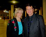 2月27日，洛杉矶教师Michael Leon先生和太太Sally Leon驱车前来贝克斯菲市观看演出后，感叹于神韵带来“神圣之美”。（吕如松/大纪元）