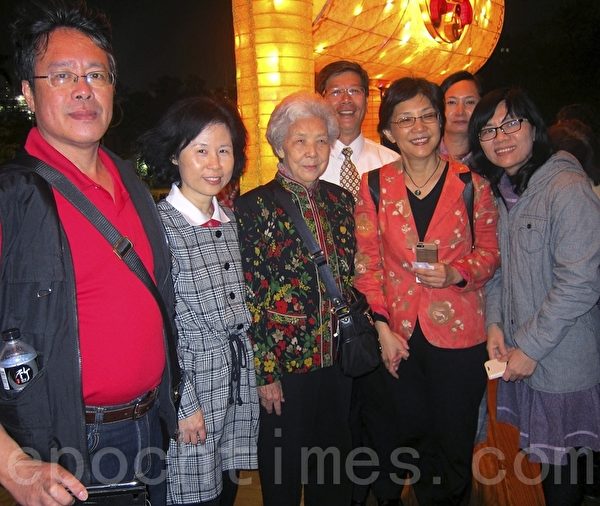 台湾灯会今年在台中市举办,28日晚间台湾法轮大法学会理事长张锦华(右3)、中华花灯艺术学会理事长翁贤良(左1)、花灯设计总监庄逸中夫妇(第2排)等贵宾同上法船赏灯并合影留念。(钟元/大纪元) 台湾灯会今年在台中市举办,28日晚间台湾法轮大法学会理事长张锦华(右3)、中华花灯艺术学会理事长翁贤良(左1)、花灯设计总监庄逸中夫妇(第2排)等贵宾同上法船赏灯并合影留念。(钟元/大纪元)