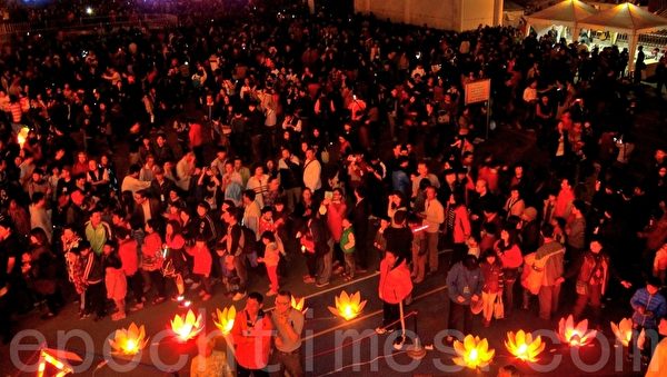 法轮大法灯区2月28日赏灯民众络绎不绝。(钟元/大纪元) 法轮大法灯区2月28日赏灯民众络绎不绝。(钟元/大纪元)