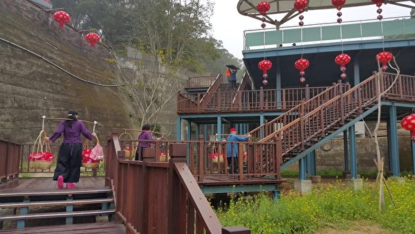 挑担奉饭到休息处让绕境、随香人员及乡亲“食福”。(林宝云/大纪元) 挑担奉饭到休息处让绕境、随香人员及乡亲“食福”。(林宝云/大纪元)