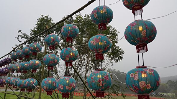 宝山乡独特的客家花布灯笼,越夜越美丽。(林宝云/大纪元) 宝山乡独特的客家花布灯笼,越夜越美丽。(林宝云/大纪元)