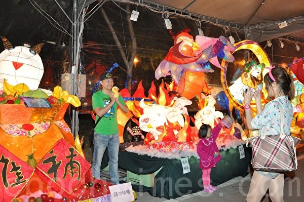 2015高雄灯会以羊年“幸福洋溢”为主题,打造系列艺术灯饰,民众结伴赏花灯。(李晴玳/大纪元) 2015高雄灯会以羊年“幸福洋溢”为主题,打造系列艺术灯饰,民众结伴赏花灯。(李晴玳/大纪元)