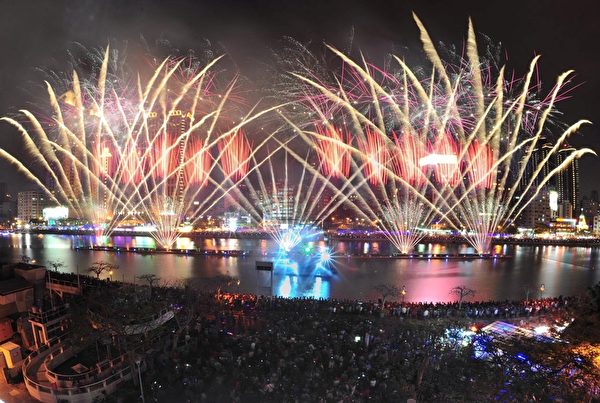 “2015年高雄灯会艺术节”精彩连连!水上剧场、水岸烟火齐耀港都,将爱河畔映照得光彩夺目。(高雄市政府提供) “2015年高雄灯会艺术节”精彩连连!水上剧场、水岸烟火齐耀港都,将爱河畔映照得光彩夺目。(高雄市政府提供)