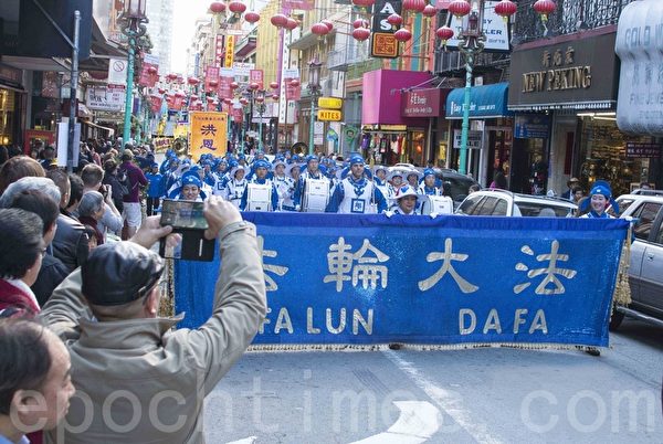 2月28日庆新年游行队伍行进在旧金山中国城。(周蓉/大纪元) 2月28日庆新年游行队伍行进在旧金山中国城。(周蓉/大纪元)