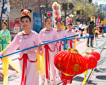 组图：旧金山法轮功新年游行给华人拜年