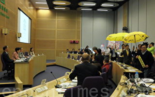 林郑月娥昨日出席西贡区议会会议时，多名区议员举起黄伞，高叫“我要真普选”，离场抗议。（蔡雯文／大纪元）