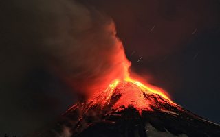 组图：智利火山爆发 观光客目睹壮观景象