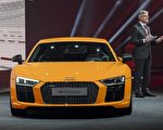 3月3日开幕的第85届日内瓦车展上，德国豪华车厂奥迪推出第二代全新R8，为业界誉为代表了当今汽车行业与高科技融合的典范。图为日内瓦车展展示的R8 V10 Plus。（FABRICE COFFRINI/AFP/Getty Images）
